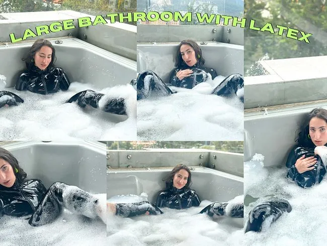 Ich badete in einem Whirlpool, bekleidet mit meinem schwarzen Latexanzug, während meine Nachbarn in Sichtweite waren.